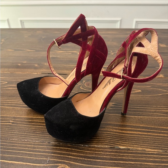 De Blossom Collection Closed Toe Ankle Strap Pumps - Picture 3 of 6